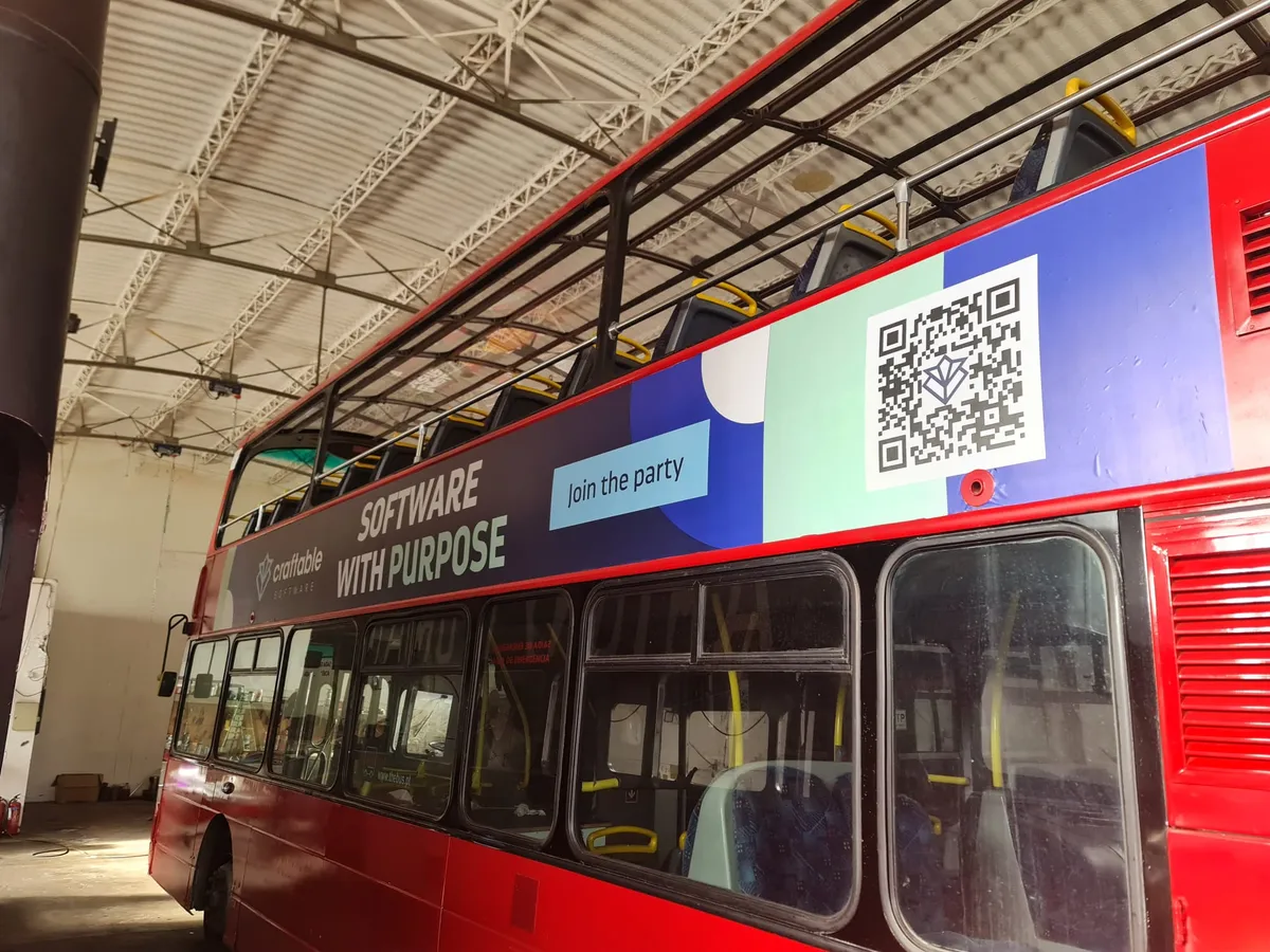 Autocarro com branding da Craftable Software